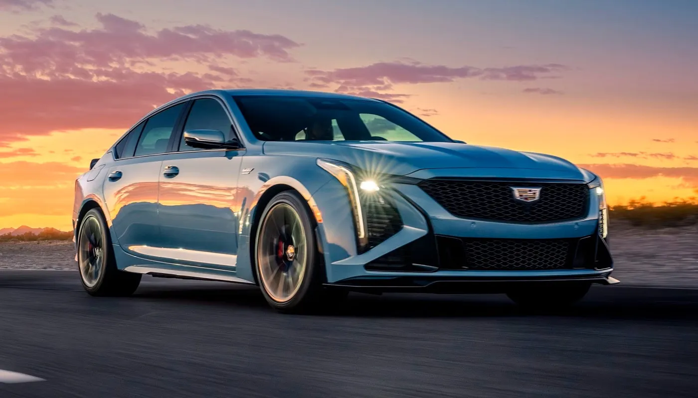 ¿Cómo se siente manejar un sedán de lujo como el Cadillac 2025?