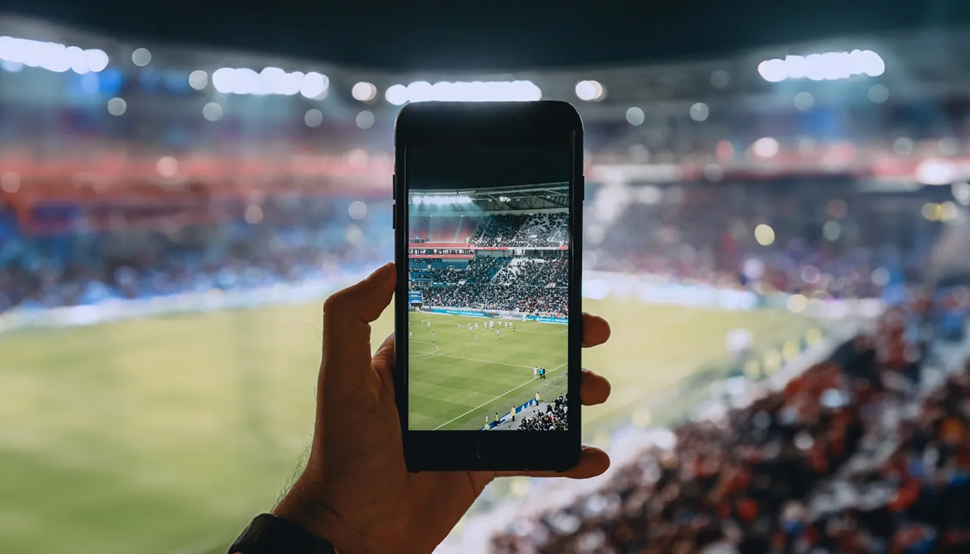 Cómo la tecnología cambia la experiencia de los aficionados al fútbol - Conoce cómo las apps, el análisis de datos, las redes sociales y la innovación en los estadios han transformado la forma de vivir el fútbol