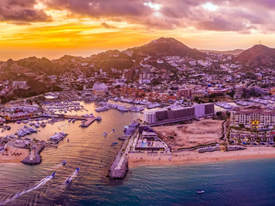 Toca el mar con tus manos: Experimenta un tour en barco en Los Cabos