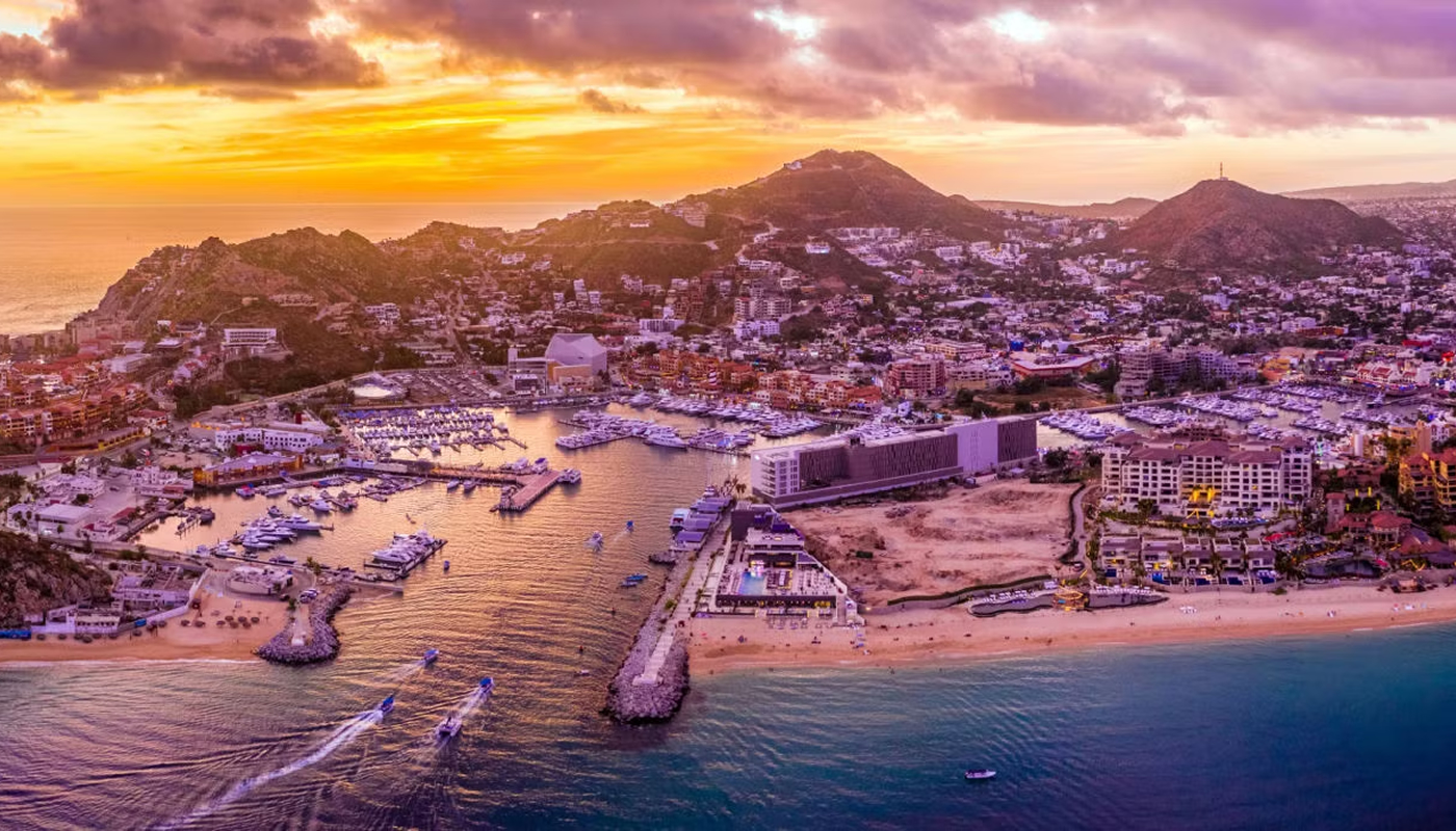 Toca el mar con tus manos: Experimenta un tour en barco en Los Cabos