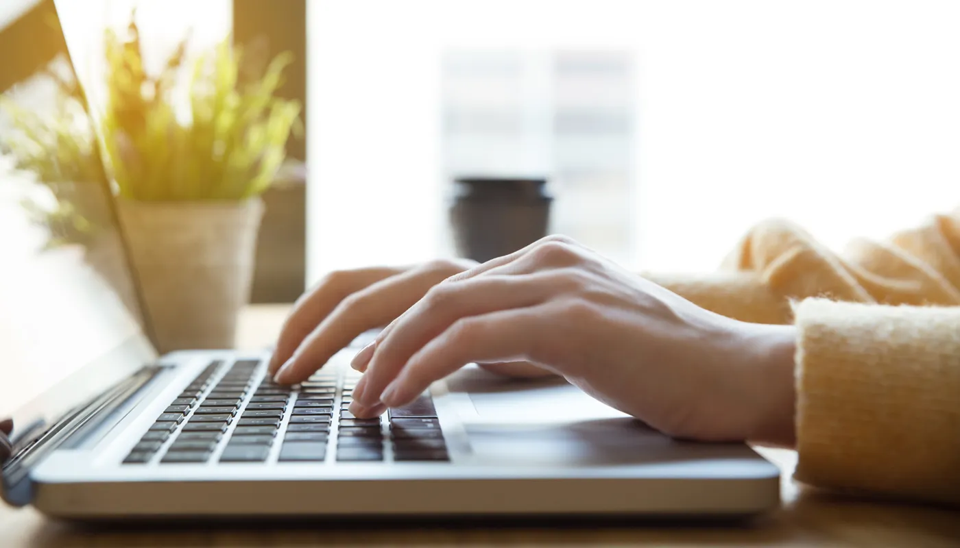 Herramientas de escritura útiles para optimizar tu trabajo - Descubre las 4 herramientas clave de escritura para parafrasear, resumir, humanizar textos con IA y corregir tu gramática en español fácilmente