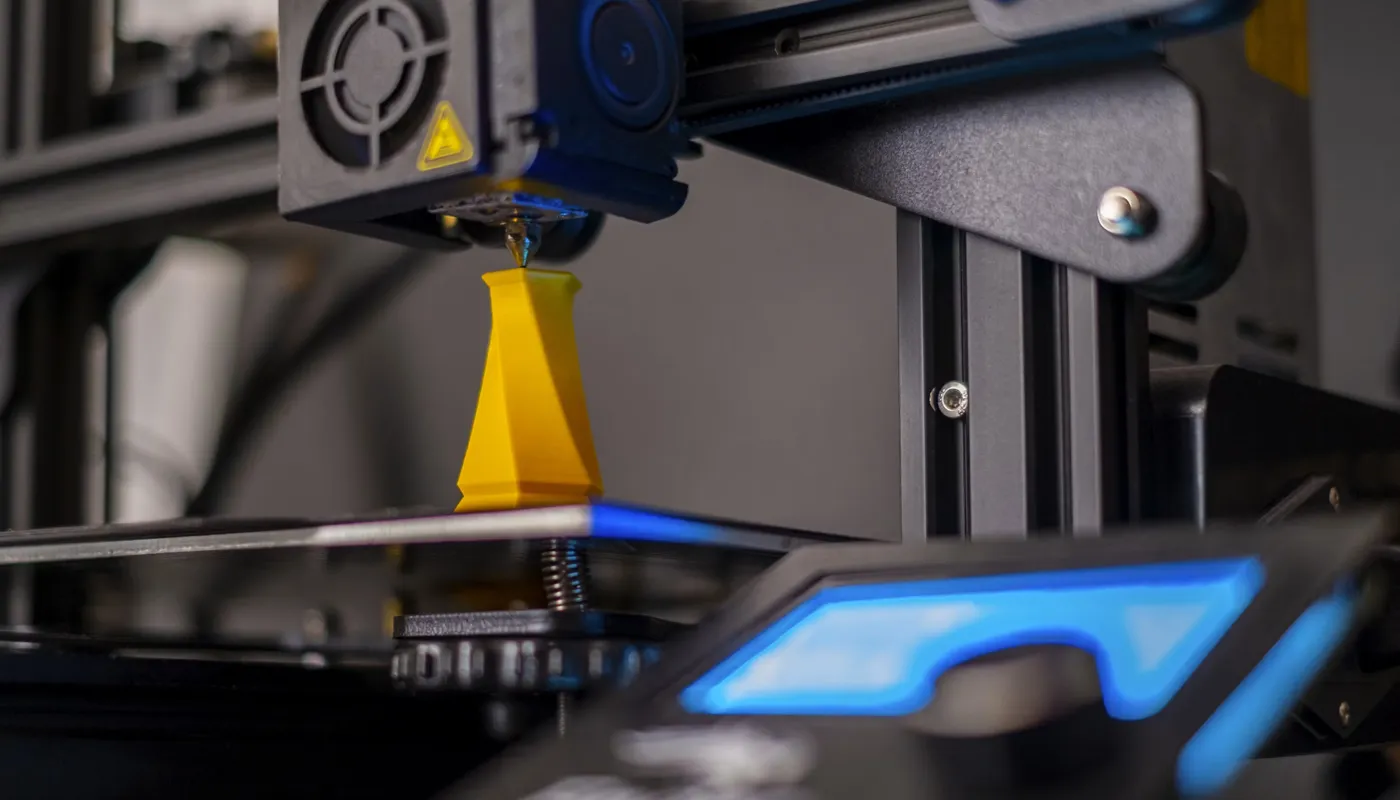 Impresión FFF: cómo funciona, materiales y calidad de pieza - Descubre cómo la impresión FFF domina la fabricación aditiva: conoce los materiales clave, parámetros de laminado y trucos para evitar el warping