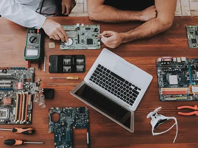 Cómo arreglar la bisagra de una computadora portátil Cómo arreglar la bisagra de una computadora portátil