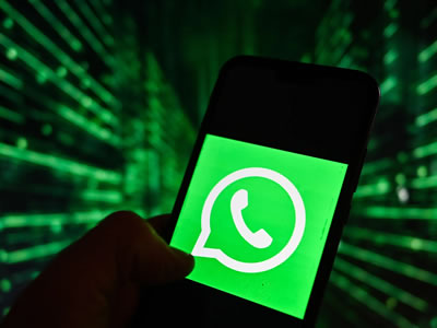 ¿Se puede ver el WhatsApp sin tocar el teléfono? Mitos y realidades