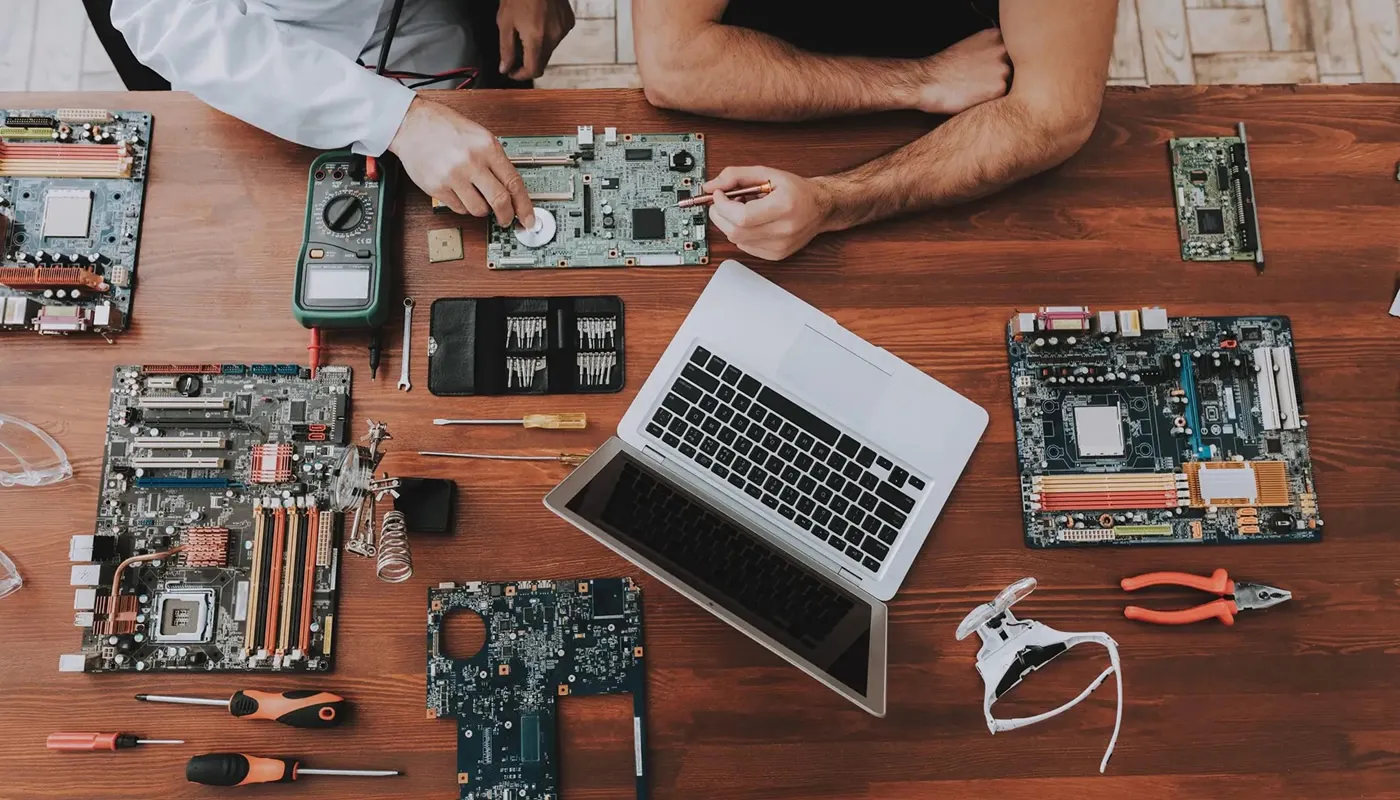 Cómo arreglar la bisagra de una computadora portátil