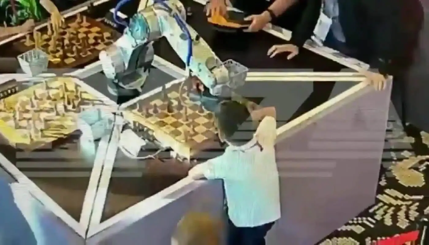 Robot le rompe el dedo a un niño durante un partido de ajedrez